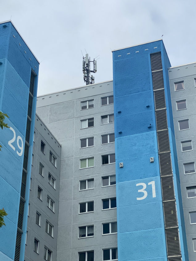 Stahlrohrmast auf 12 Stöckigen Hochhaus (Neubrandenburg)