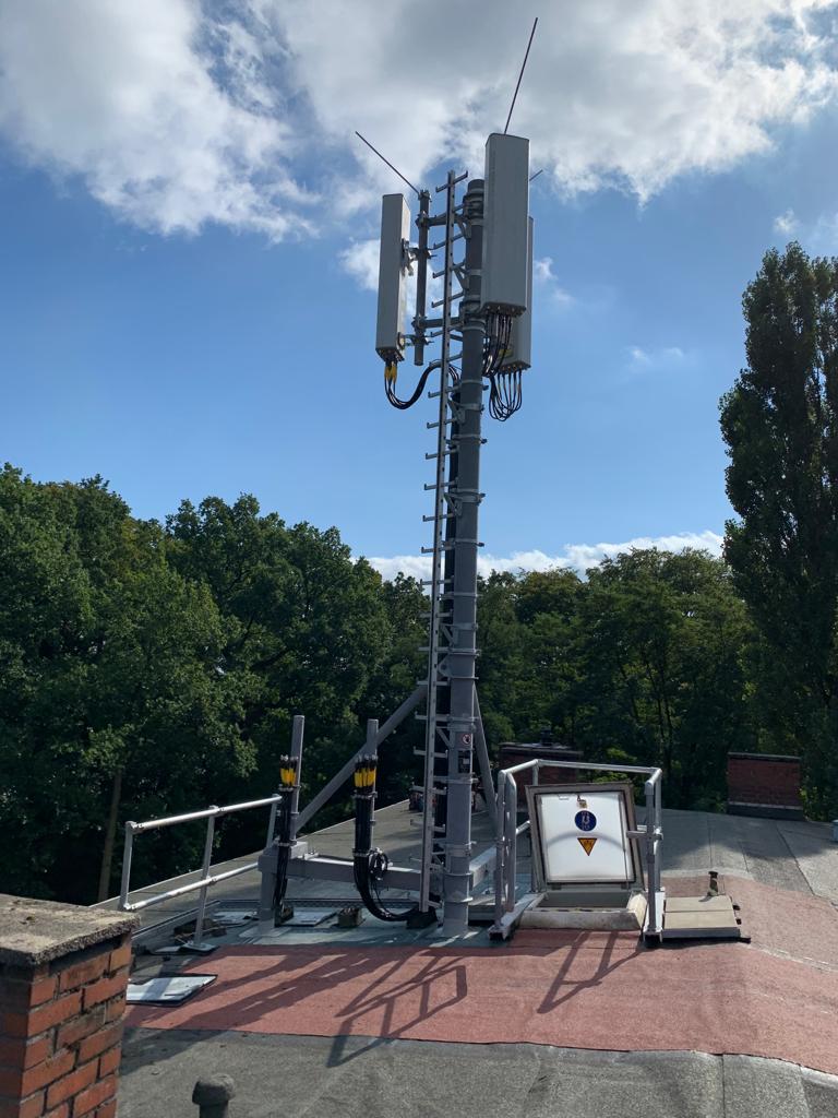 Stahlrohrmast auf Telekomgebäude (Hamburg)