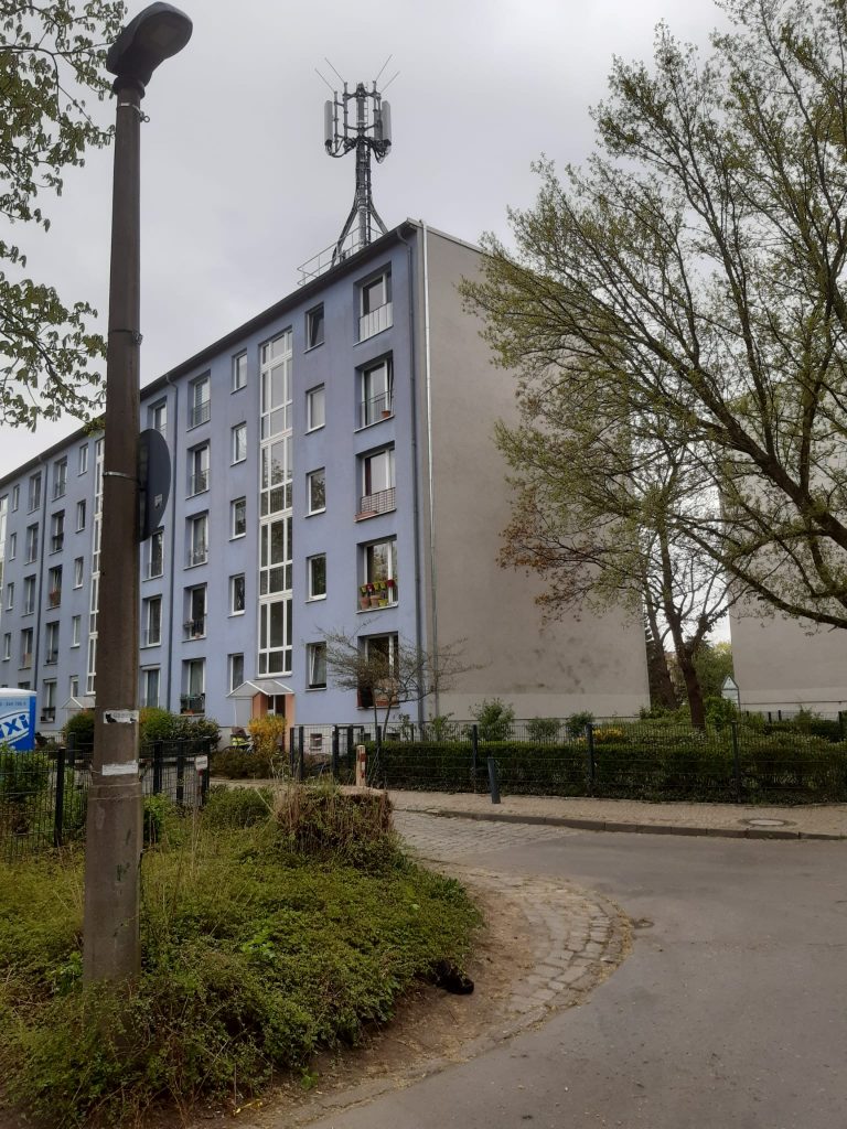 Stahlrohrmast auf Wohngebäude (Berlin)