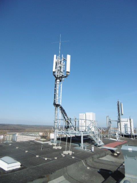 Stahlrohrmast mit Technikfläche und Podestebene auf Wohngebäude (Neubrandenburg)